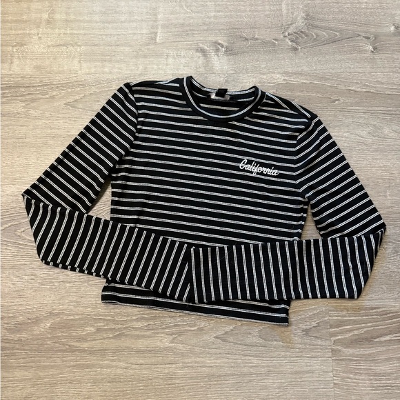 •FOREVER 21• CROP TOP - Picture 2 of 6